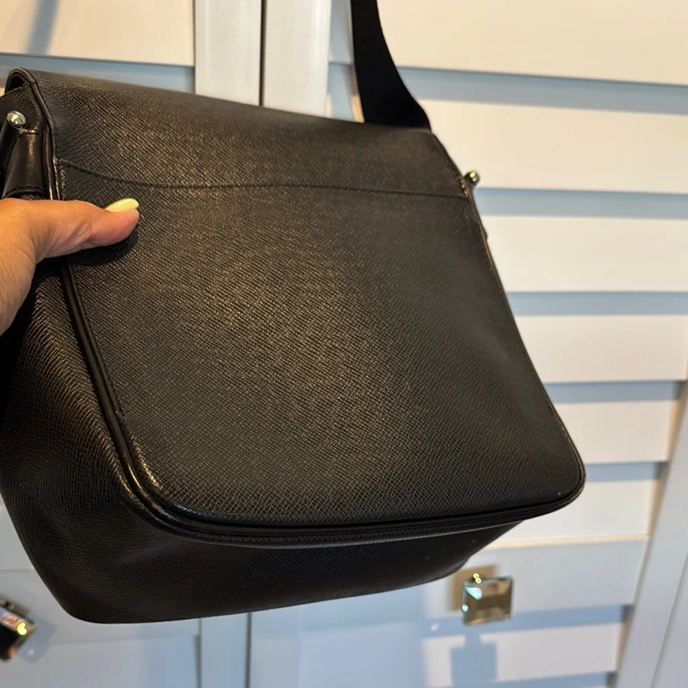 Louis Vuitton Authentic Taiga Yaranga Leather Vintage Bag with Adjustable Strap.